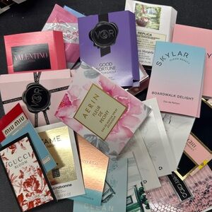 Ladies fragrance sample bundle! Pack of 25 scents! No repeats in the bundle!🫶